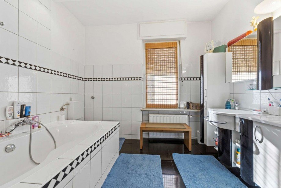 Badezimmer 1. OG Mehrfamilienhaus M�hlheim am Main