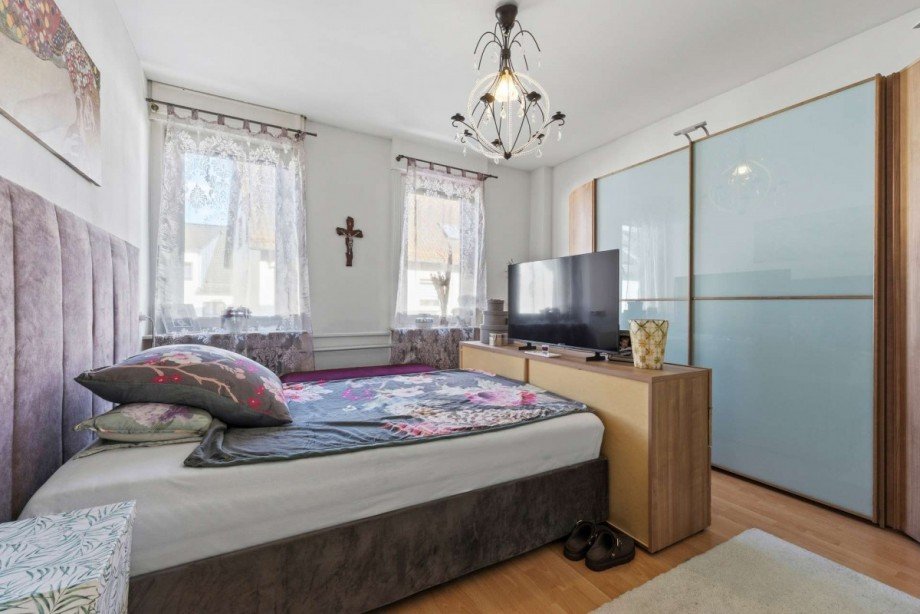 Schlafzimmer 1. OG Mehrfamilienhaus M�hlheim am Main