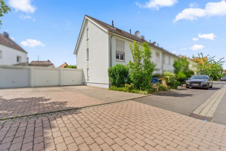 Titelbild Au�enansicht Hanau Reihenendhaus Reihenendhaus mit Charakter - familienfreundlich wohnen in Hanau-Klein-Auheim